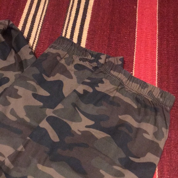 Kendall & Kylie High Rise Camo Cargo Pants (Ardene) - Picture 11 of 11